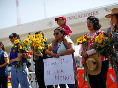 Activistas feministas protestan exigiendo justicia para Ariadna Fernanda López junto al sitio donde se encontró su cadáver en la carretera México-Cuernavaca, en Tepoztlán, Estado de Morelos.