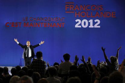 François Hollande, líder del Partido Socialista francés, saluda a sus partidarios a su llegada al mitin de Le Bourget.