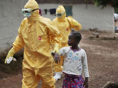 Personal sanitari porta a una ambulància Nowa Paye, de nou anys, sospitosa de tenir ebola, el setembre del 2014 a Libèria.