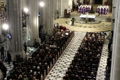 Vista general de la catedral de la Almudena, durante el funeral de Estado que presiden los Reyes.