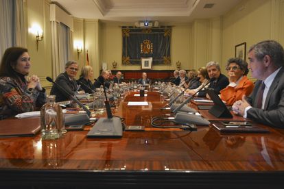 El presidente suplente del Consejo General del Poder Judicial (CGPJ), Rafael Mozo (en el centro), preside un pleno en diciembre pasado.