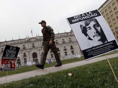Un cartel con el retrato de un hombre detenido desaparecido el 29 de abril de 1976, colocado durante una manifestación el 2 de septiembre frente al Palacio de La Moneda, Santiago.