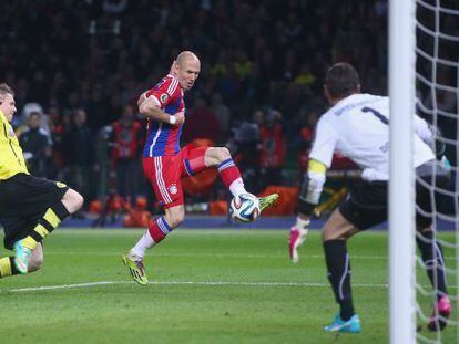 Robben marca en la pr&oacute;rroga el primer gol del Bayern.