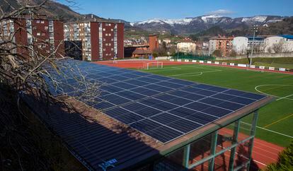 Placas solares en el campo de Futbol Argixao en Zumarraga.