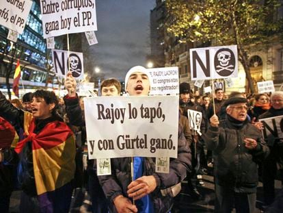 Manifestantes convocados por redes sociales ante la sede del PP, en 2013.
