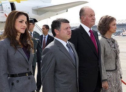 Rania de Jordania,  Abdalá II, Don Juan Carlos y Doña Sofía, tras la llegada de los primeros a Madrid