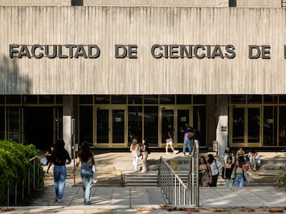 Ambiente a la entrada de la facultad de Ciencias de la Información de la Universidad Complutense de Madrid, el pasado 11 de septiembre.