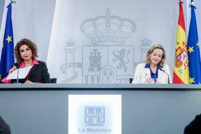 La ministra de Hacienda, María Jesús Montero, y la vicepresidenta primera, Nadia Calviño, comparecen en la La Moncloa en febrero.