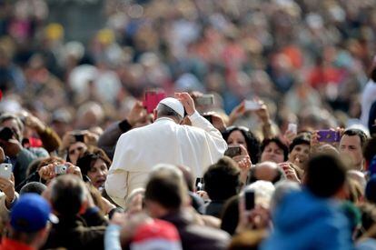 El papa Francisco rodeado de fieles en la plaza de San Pedro en el Vaticano, el 2 de abril de 2014.