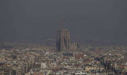 Contaminación atmosférica sobre la ciudad Barcelona durante un pico de polución a principios de 2020.