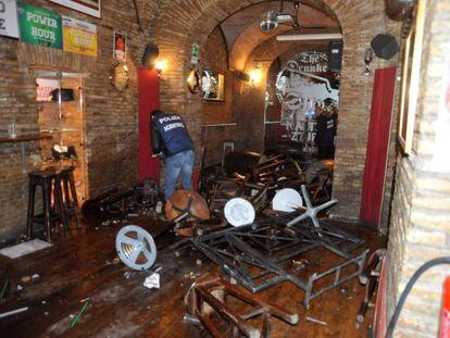 Un policía toma fotografías del pub donde se produjo el ataque.