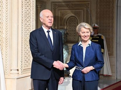 El presidente de Túnez, Kais Said, y la presidenta de la Comisión Europea, Ursula von der Leyen, el día 16 en Túnez.