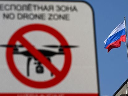 Señal de prohibido operar drones, en el centro de Moscú.