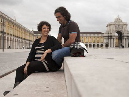 Clelia Bettini y Ricardo Alves en la Plaza del Comercio de Lisboa.