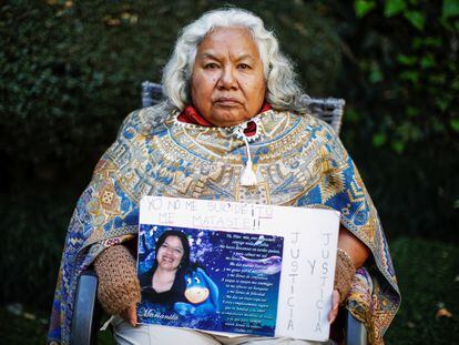Irinea Buendia sostiene un retrato de su hija Mariana Lima, en 2020