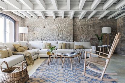 En el salón destaca el balancín de madera de roble natural J16 Rocking Chair, un clásico del diseño nórdico creado en 1944 por Hans J. Wegner y que produce
