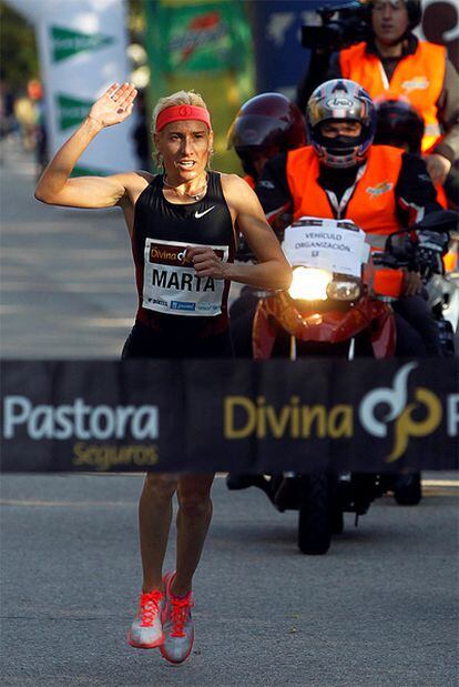 Marta Domínguez cruza la meta en la carrera popular de Madrid.