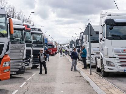 Varios camioneros en huelga, este lunes en el polígono Los Gavilanes, en Getafe.