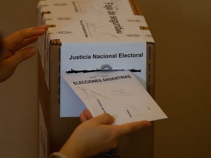Un ciudadano emite su voto en Buenos Aires (Argentina), el 22 de octubre.