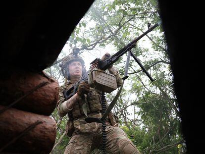 Un soldado ucranio dispara hacia posiciones rusas en la línea del frente cerca de la ciudad de Bajmut (Donetsk, Ucrania) este domingo.