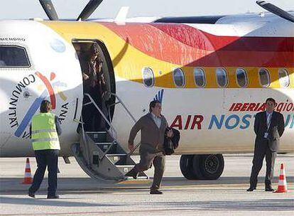 Primeros pasajeros que toman tierra en el Aeropuerto Don Quijote de Ciudad Real.
