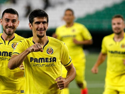 Gerard Moreno, delante de Moi Gómez, celebra uno de sus goles contra el Betis en el Villamarín.