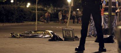 La Polic&iacute;a vigila el cad&aacute;ver del joven fallecido el viernes en Vallecas. 