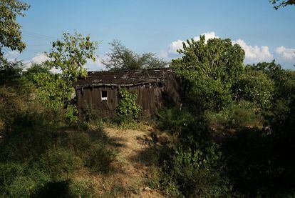 Una vivienda abandonada en un pequeño poblado de Sinaloa que quedó deshabitado tras la violencia en esa región.