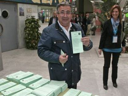 El Candidato del PP por Sevilla, Juan Ignacio Zoido, muestra su papeleta antes de votar.