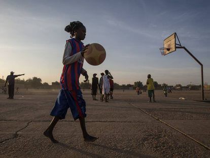 Una joven juega al baloncesto en Gao, Mali.
