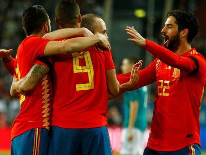 Rodrigo celebra con sus compañeros tras marcar el primer gol. 