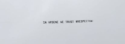 Una segunda avioneta sobrevuela el estadio del WBA con un mensaje en apoyo a Wenger: "Confiamos en Arsene. Respeto".