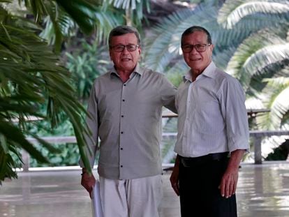 Israel Ramírez, alias 'Pablo Beltrán' (i), y Nicolás Rodríguez Bautista, 'Gabino', negociadores del ELN, durante el tercer ciclo de diálogos con el Gobierno colombiano en La Habana.