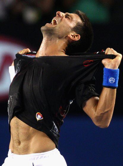 Novak Djokovic, en el momento de consumar su triunfo sobre Rafael Nadal en la final del Abierto de Australia.