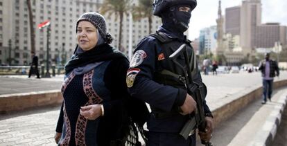 Una mujer pasa junto a un soldado, cerca de la plaza Tahrir.