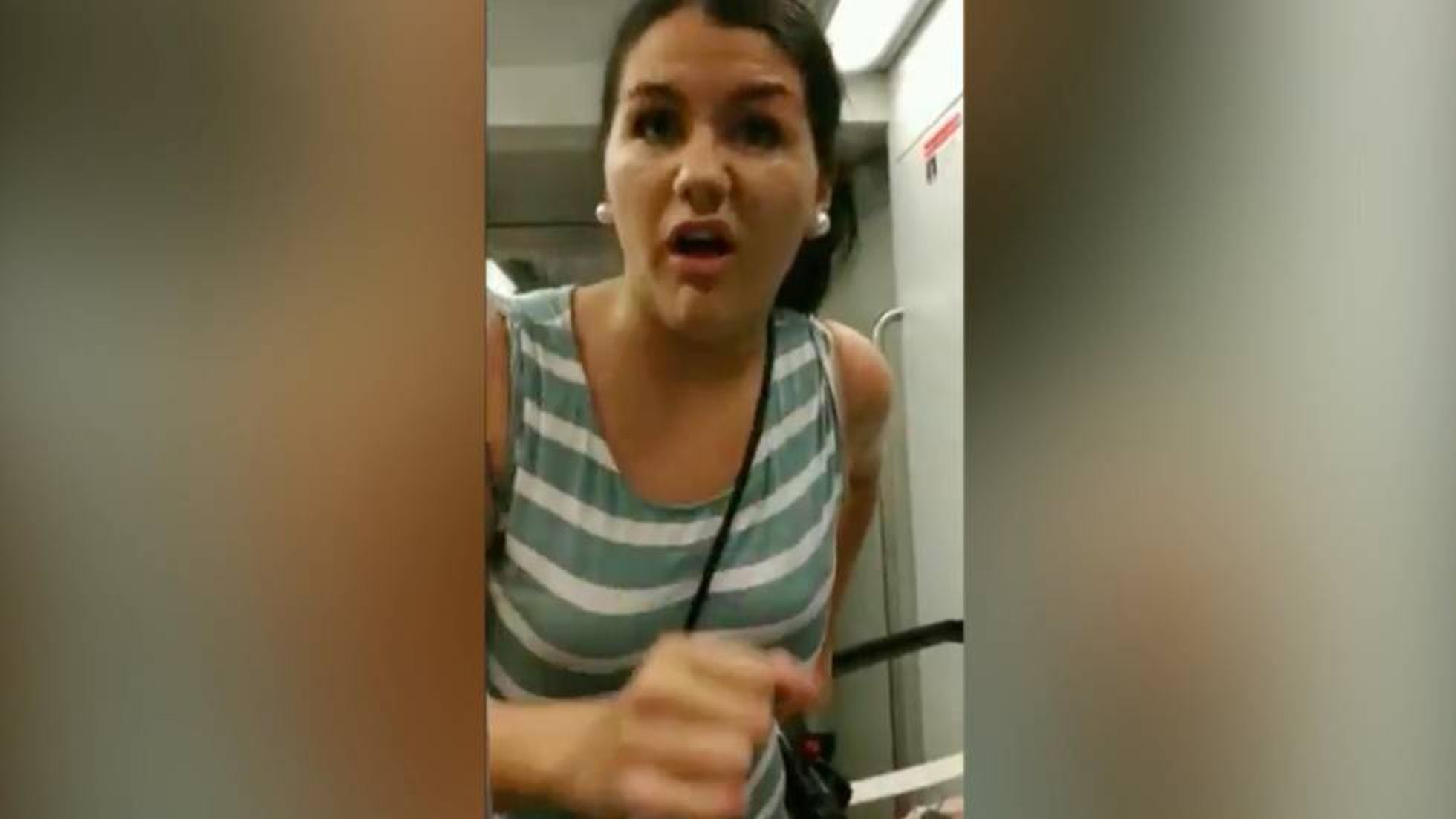 Una mujer insulta a una pareja de lesbianas por besarse en el metro de  Barcelona | Vídeos | EL PAÍS
