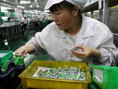 Una mujer trabaja en una de las plantas de baterías de litio de la empresa Ganfeng, en China.