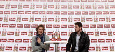 Forlán y Casillas, ayer durante un acto publicitario en Madrid.