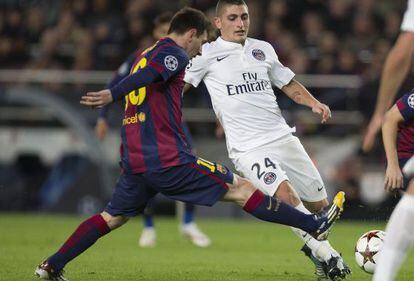 Messi trata de tapar a Verratti, durante un duelo de diciembre.