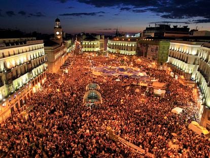 La Puerta del Sol de Madrid, en pleno estallido del movimiento 15-M, en marzo de 2011.