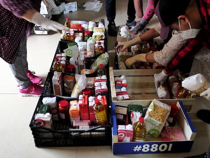 Voluntarios preparan cestas de comida para repartir entre los más necesitados a comienzos del pasado mayo.