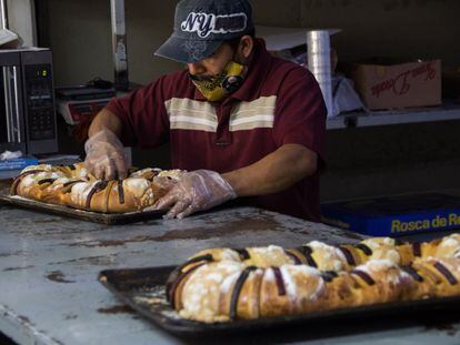 Un panadero prepara una rosca de Reyes en el centro de Ciudad de México.