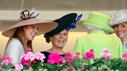 La princesa Beatriz y Sarah Ferguson conversan con la reina Isabel II en Ascot, en 2018.