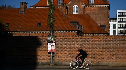 Un cartel electoral del Partido Popular Socialista de Dinamarca, en una calle de Copenhague, el 24 de octubre.