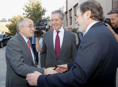 El consejero delegado del Grupo Prisa, Juan Luis Cebrián (i), saluda al Gobernador del Banco de España, Miguel Ángel Fernández Ordóñez (c), en presencia del presidente de Caja Madrid, Miguel Blesa.