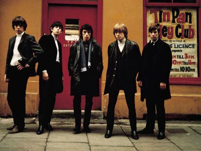 De izquierda a derecha: Mick Jagger, Keith Richards, Bill Wyman, Brian Jones y Charlie Watts.