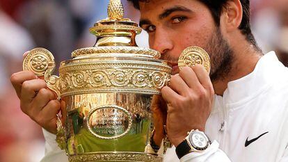Alcaraz besa el trofeo de campeón, este domingo en Wimbledon.