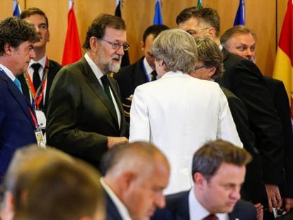 El presidente del gobierno, Mariano Rajoy, conversa con la primera ministra británica, Theresa May, durante la segunda jornada del Consejo Europeo en Bruselas. EFE/Julien Warnand