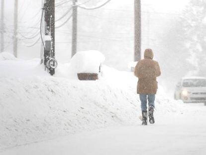 Un residente camina mientras nieva en Erie, Pensilvania (EE UU).