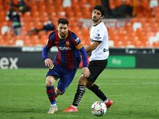 Messi ante Guedes, en la visita del Barcelona a Mestalla.